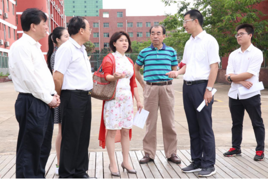 美兰区区长周健一行莅临我校考察调研