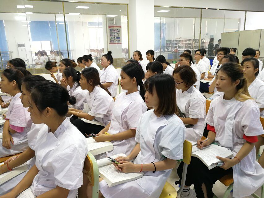 专业设置 社区康复"3 2"   学制为五年,前三年在海南省卫校康复技术