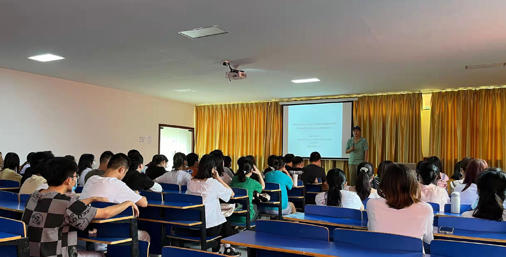 田福利教授作学术报告1.jpg