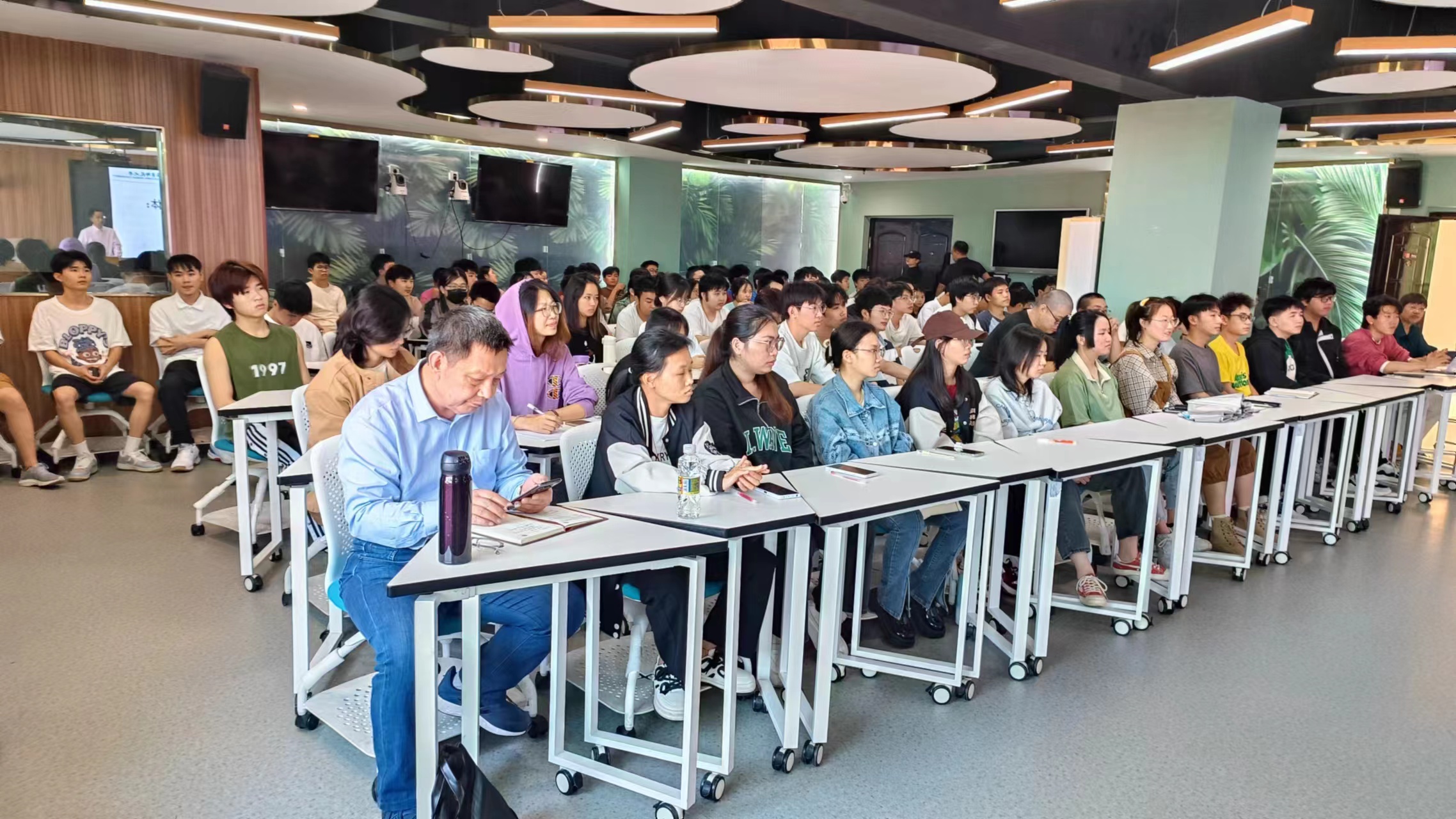 华东师范大学高国华教授受邀在beat365最新版2022作学术报告
